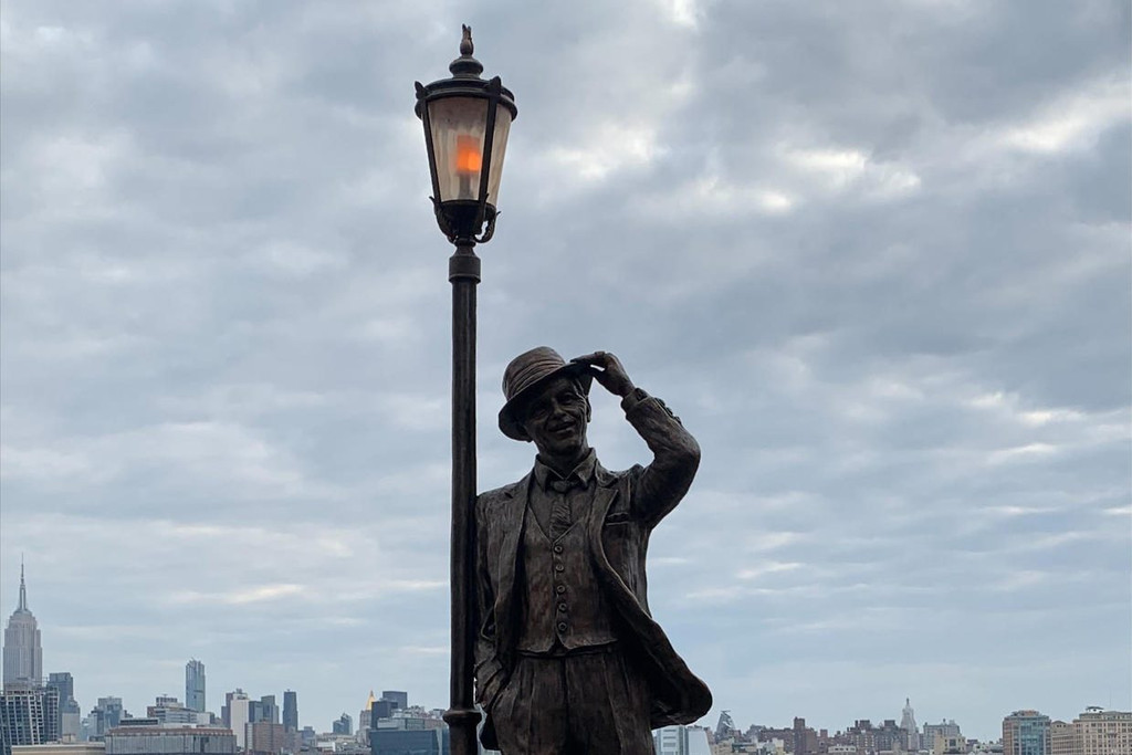 Image of Frank Sinatra Statue on Seeker